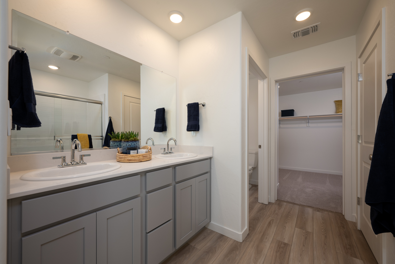 A bathroom with a sink and a mirror.