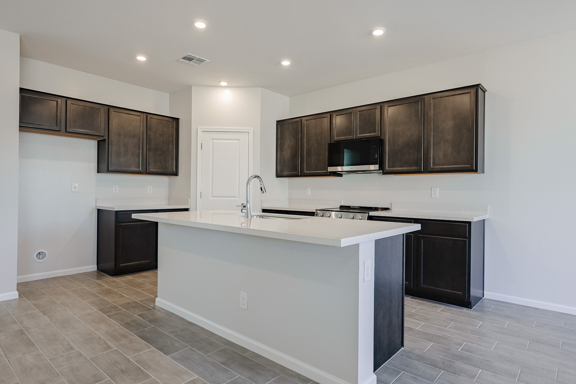 A kitchen with a white countertop.