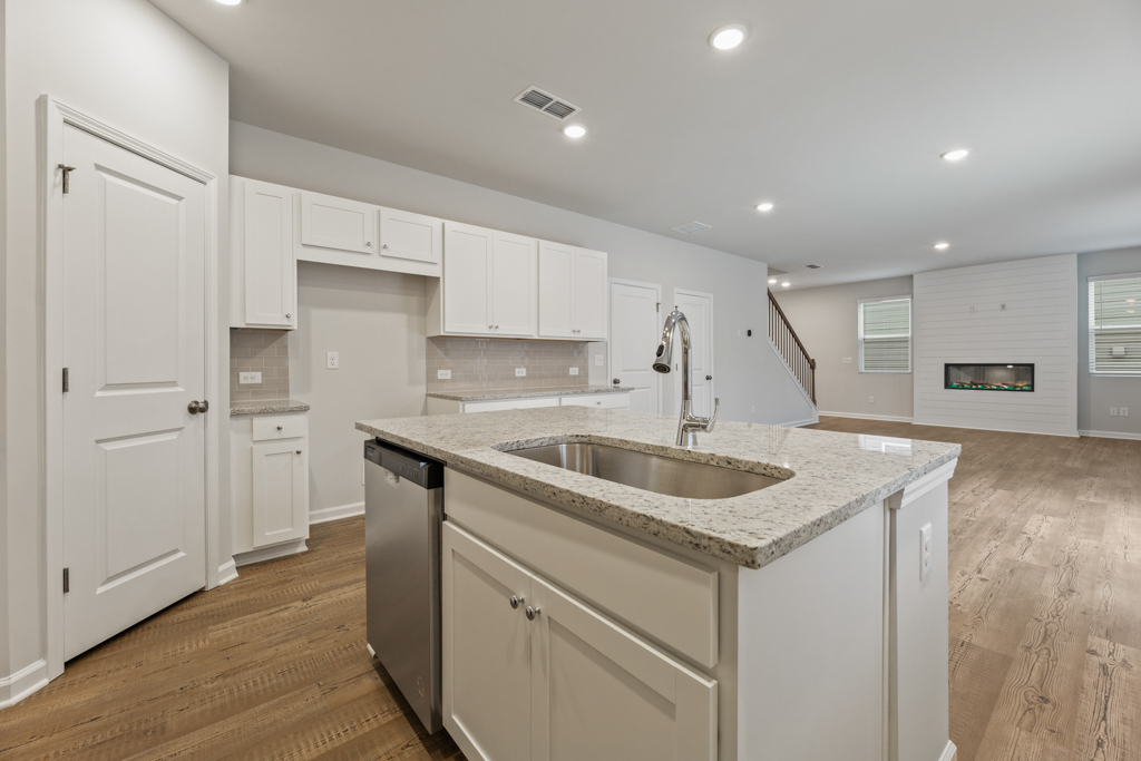 A kitchen with white cabinets.