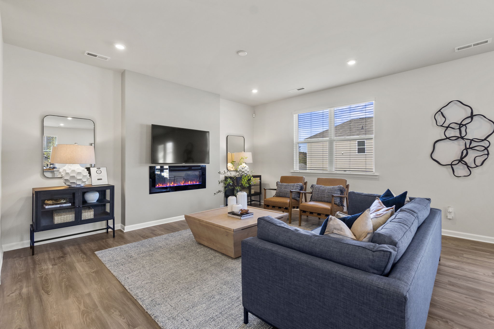 A living room with a couch and a tv.